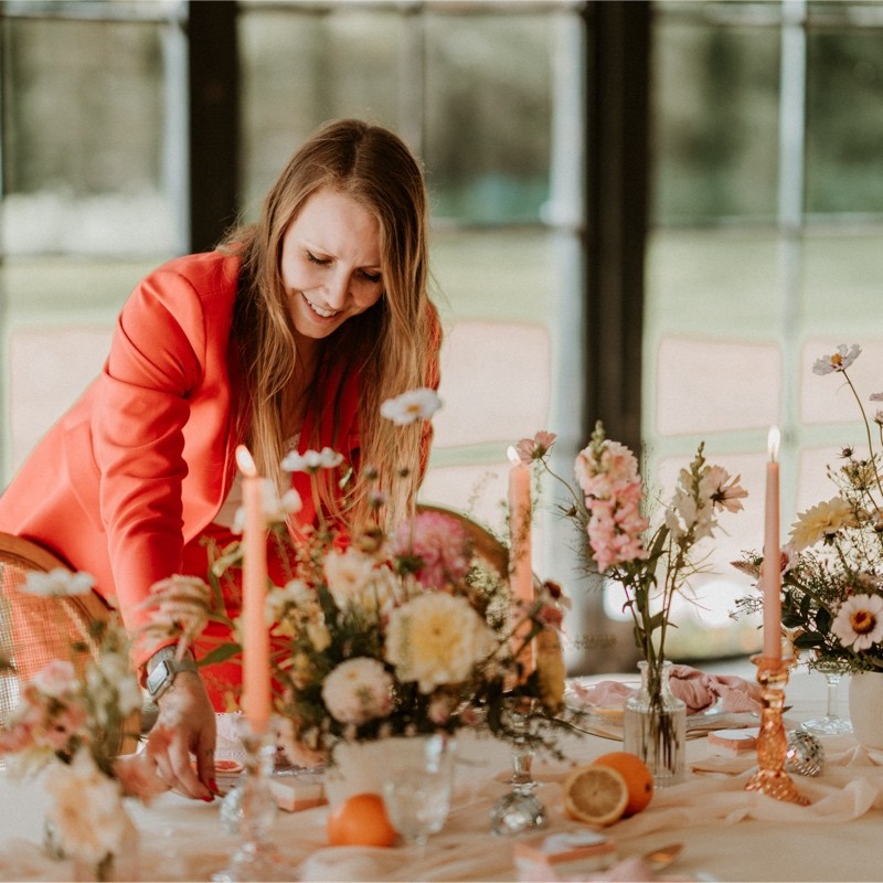 Portrait de la créatrice arrangeant des fleurs